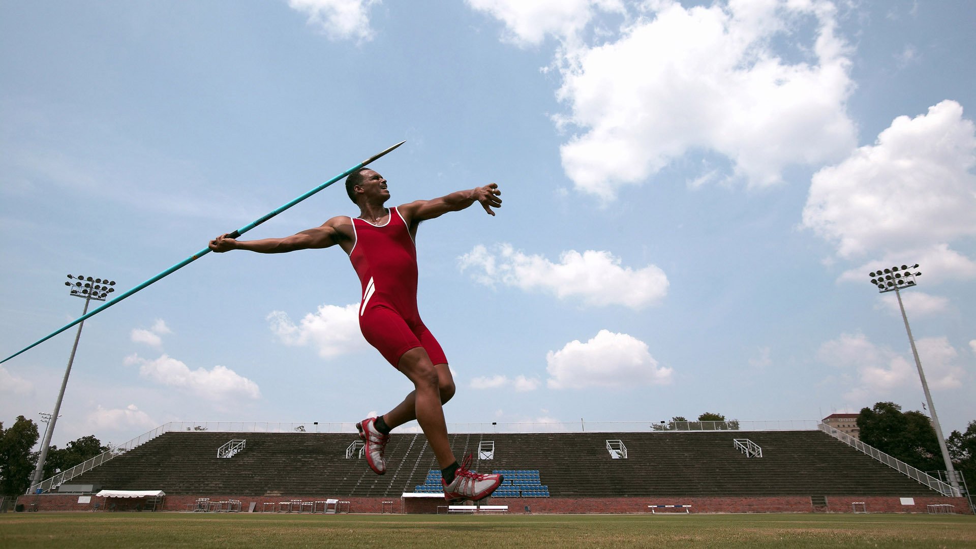 “马科斯·莫奇的精确防守与快速反击，成就阿根廷美洲狮队的攻防平衡”